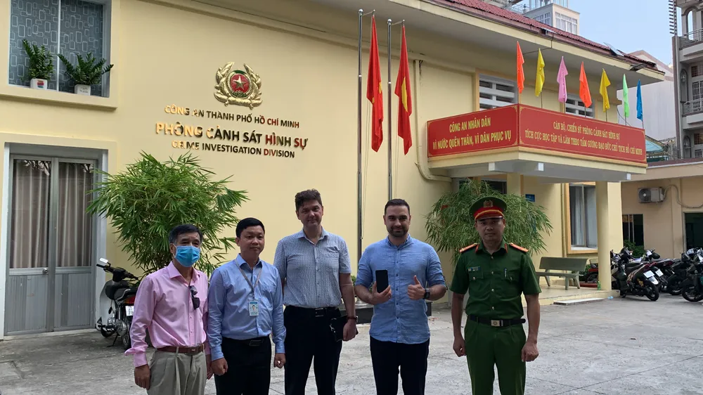 Đưa điện thoại cho tài xế xem đường, du khách nước ngoài bị cướp trắng trợn ảnh 3