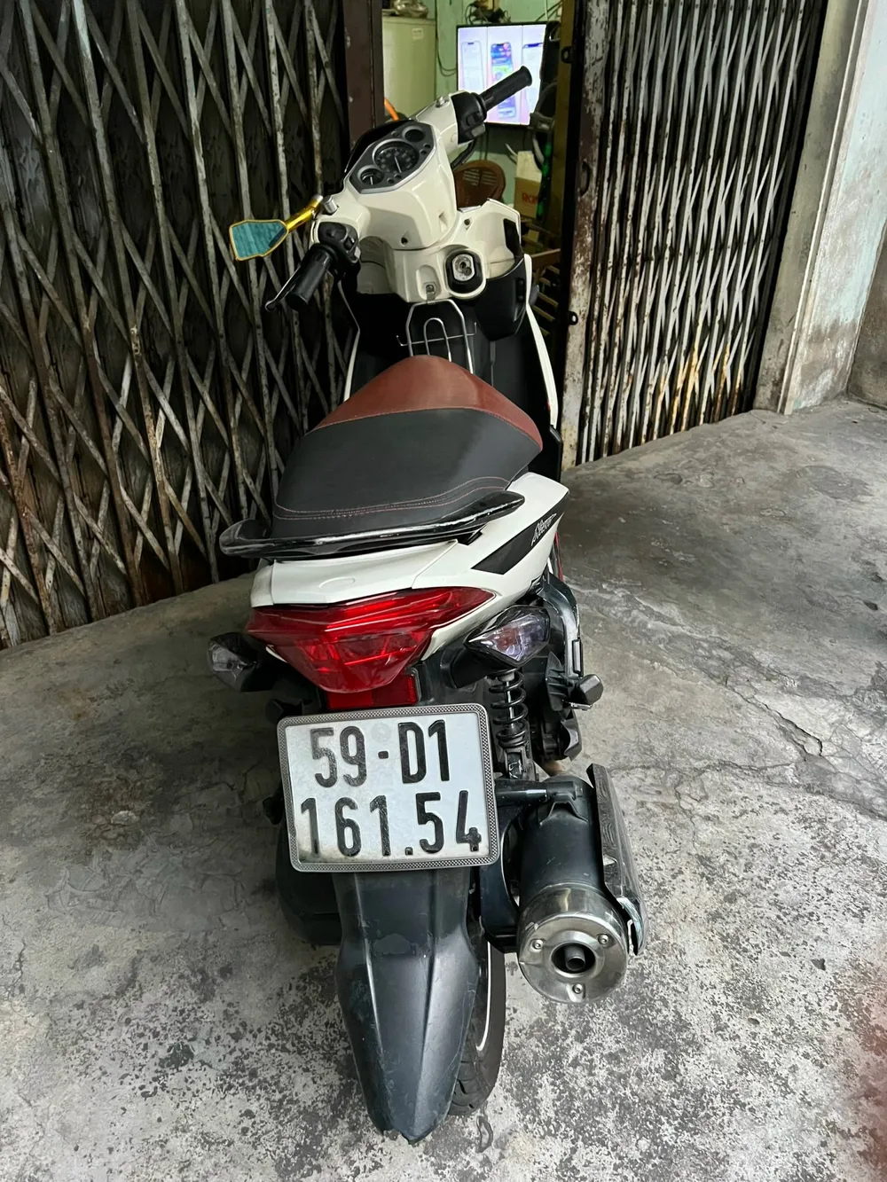 Đưa điện thoại cho tài xế xem đường, du khách nước ngoài bị cướp trắng trợn ảnh 2