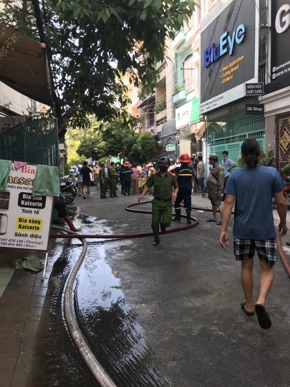 Cứu 2 người trong đám cháy ở quận 10 ảnh 2