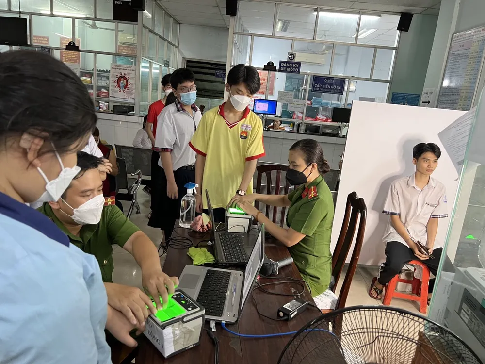 Quận Gò Vấp đẩy nhanh tiến độ cấp căn cước công dân gắn chip cho học sinh ảnh 1