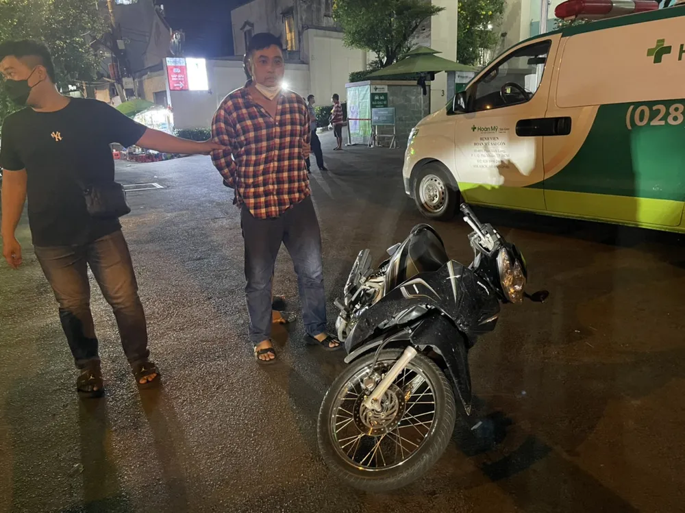 Người phụ nữ bị tên cướp kéo lê trên đường Phan Xích Long ảnh 1