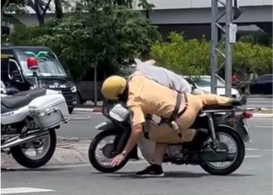 PC08 lên tiếng vụ CSGT xô xát với người tham gia giao thông giữa giao lộ ảnh 1