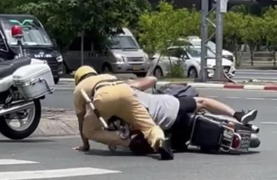 PC08 lên tiếng vụ CSGT xô xát với người tham gia giao thông giữa giao lộ ảnh 2