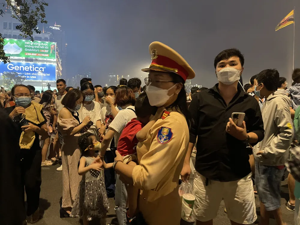 Tìm thấy bé 2 tuổi lạc cha mẹ trong đêm bắn pháo hoa ảnh 2