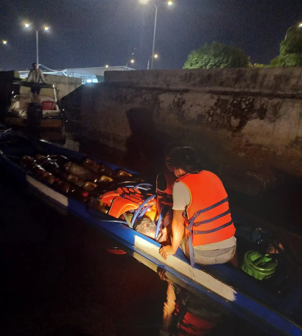 Bắt đối tượng trộm gần 800 lít dầu trên tàu hàng ở TPHCM ảnh 1