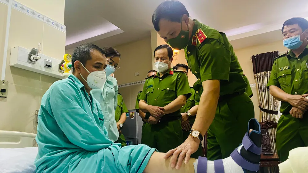 Trinh sát hình sự bị gãy chân vẫn khống chế bắt đối tượng truy nã  ảnh 2