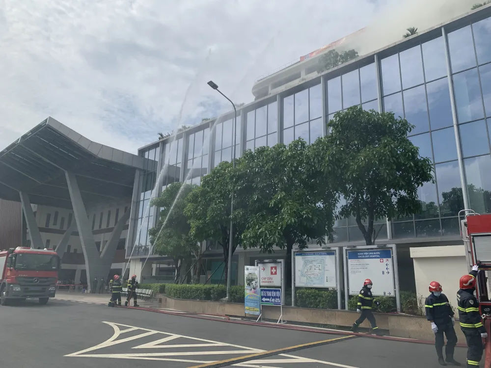 Hơn 1.000 người tham gia diễn tập chữa cháy ở Bệnh viện Ung Bướu TPHCM ảnh 12