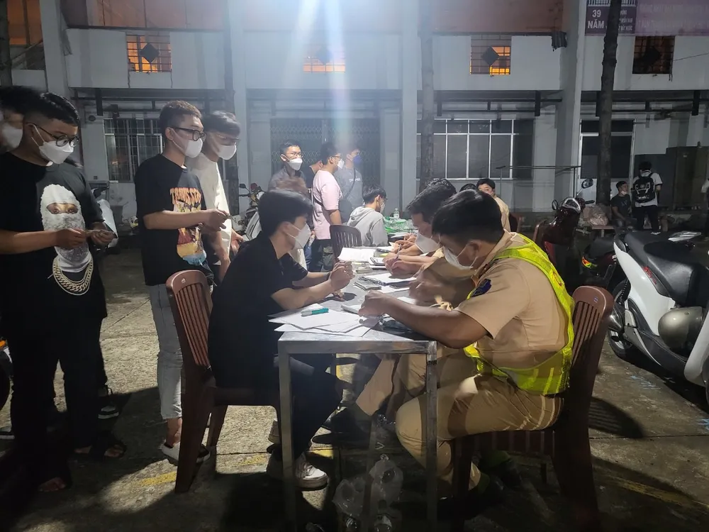 Tạm giữ 50 “xế độ” của nhóm thanh thiếu niên ảnh 2