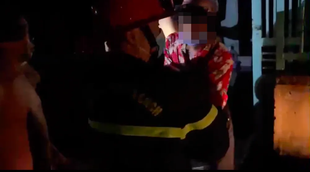 Cứu người phụ nữ cùng 2 cháu bé thoát khỏi vụ cháy ở Hóc Môn ảnh 1