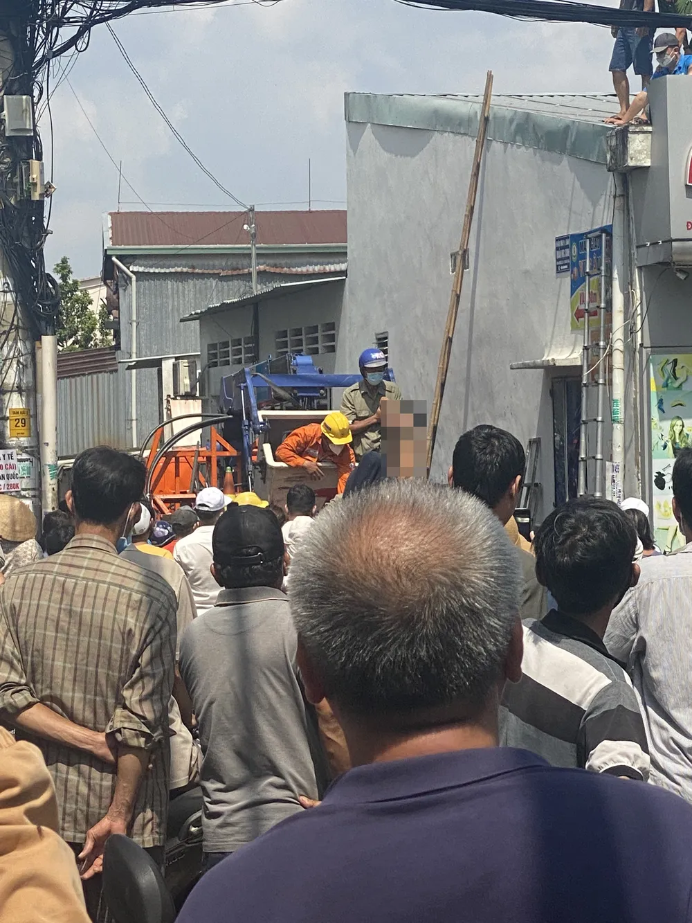 Người đàn ông bị điện giật tử vong khi leo lên mái nhà ảnh 1