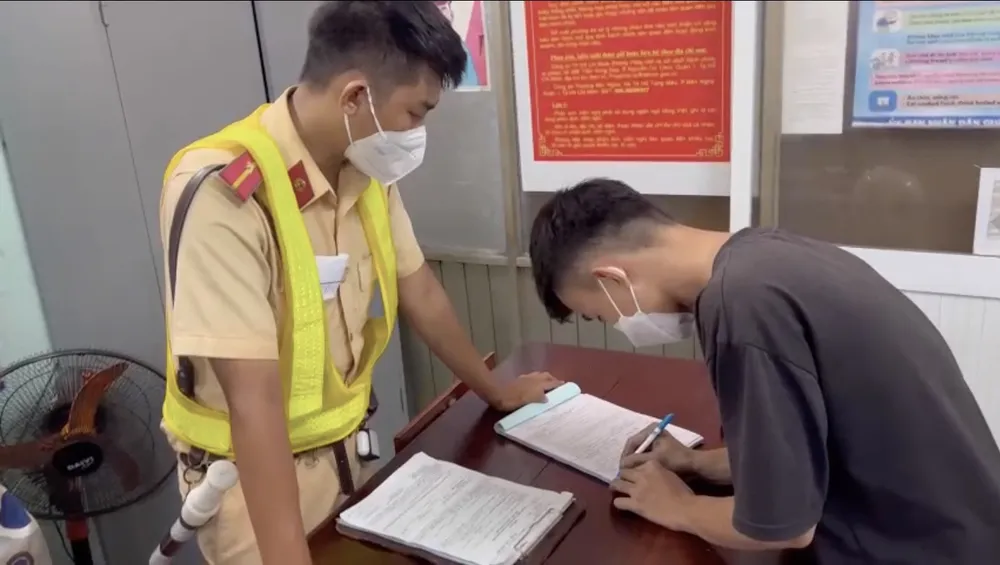 Xử phạt thanh niên bốc đầu xe trên cầu Thủ Thiêm 2 ảnh 1