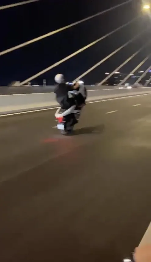 Xử phạt thanh niên bốc đầu xe trên cầu Thủ Thiêm 2 ảnh 2