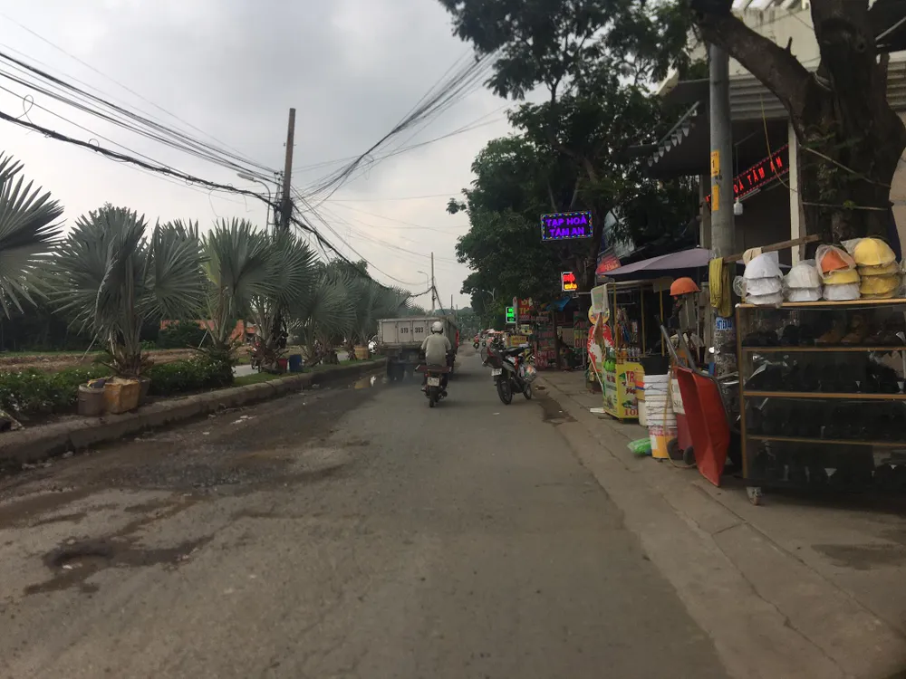 Nhóm đối tượng dùng hung khí đập xe, ném bom xăng trên đường phố TP Thủ Đức ảnh 1