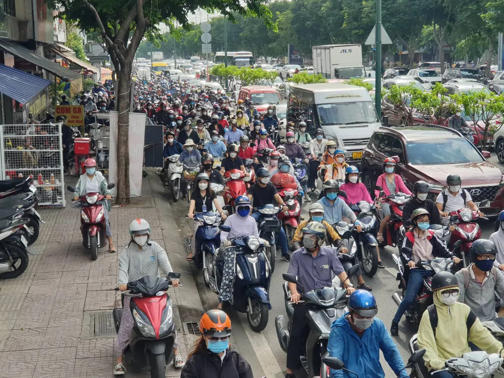 TPHCM: Hàng ngàn phương tiện “chôn chân” trên đại lộ Phạm Văn Đồng  ảnh 6