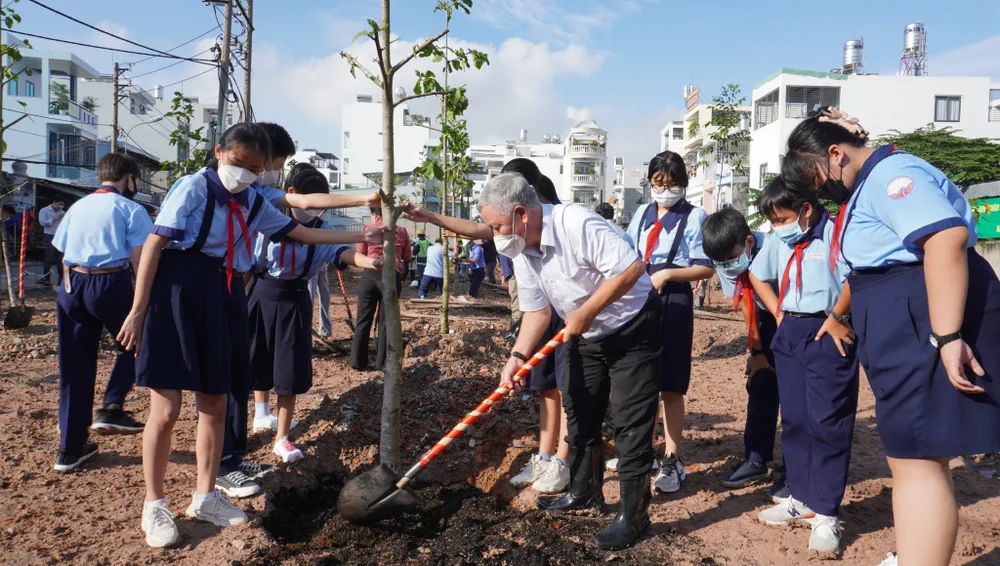 Các quận, huyện phát động “Tết trồng cây đời đời nhớ ơn Bác Hồ” ảnh 5