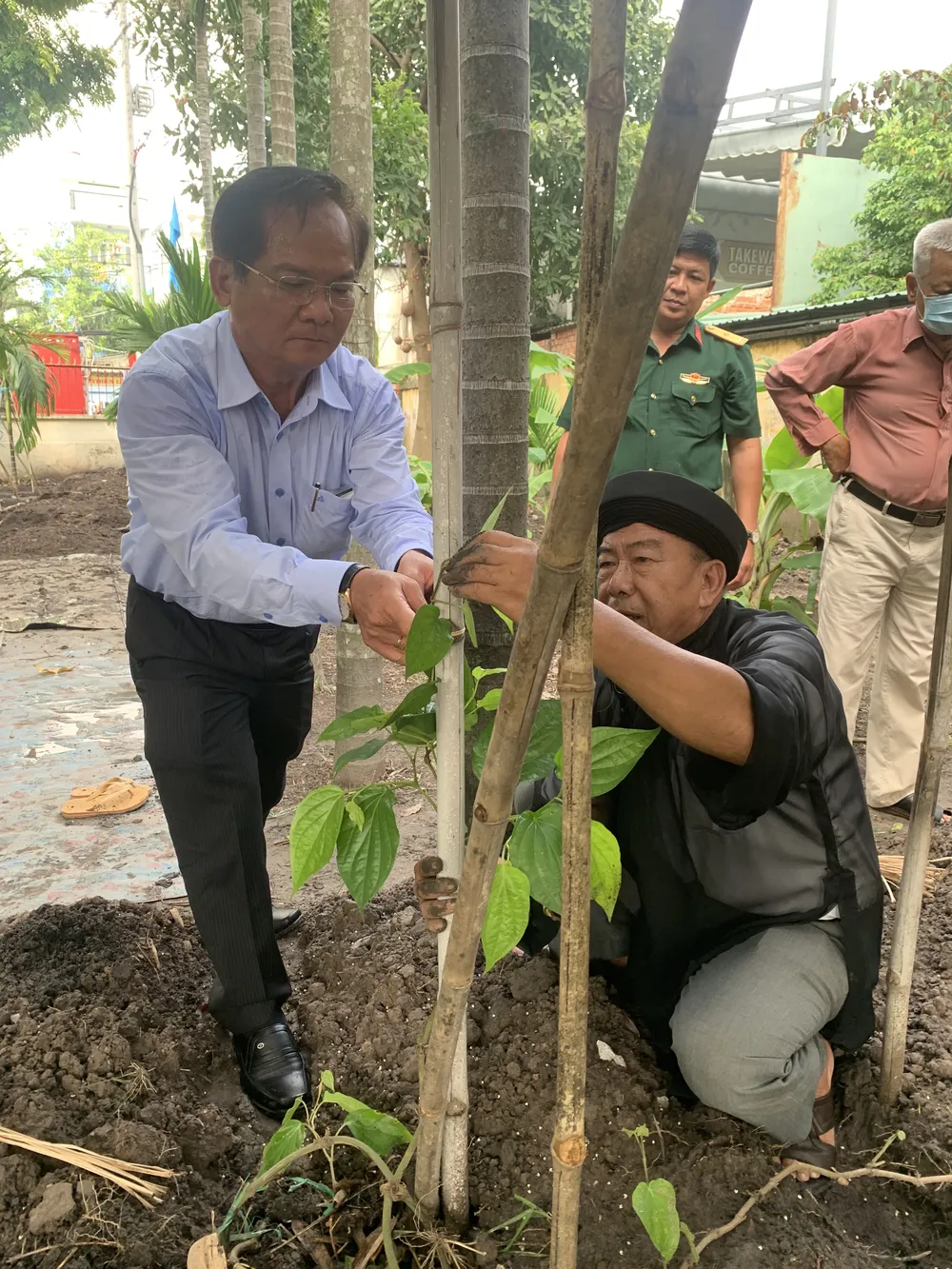 Các quận, huyện phát động “Tết trồng cây đời đời nhớ ơn Bác Hồ” ảnh 4