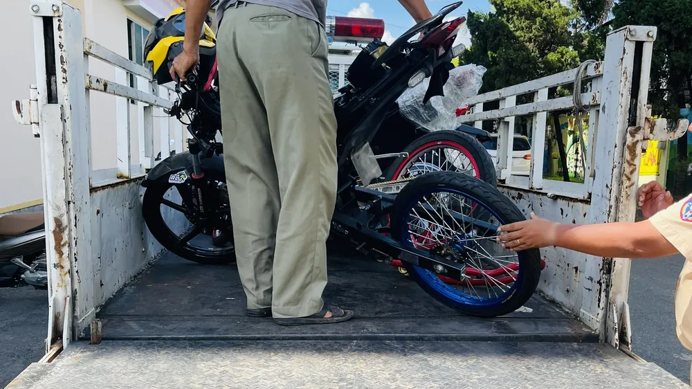 Đột kích lò chuyên “độ” xe cho “quái xế” ảnh 3