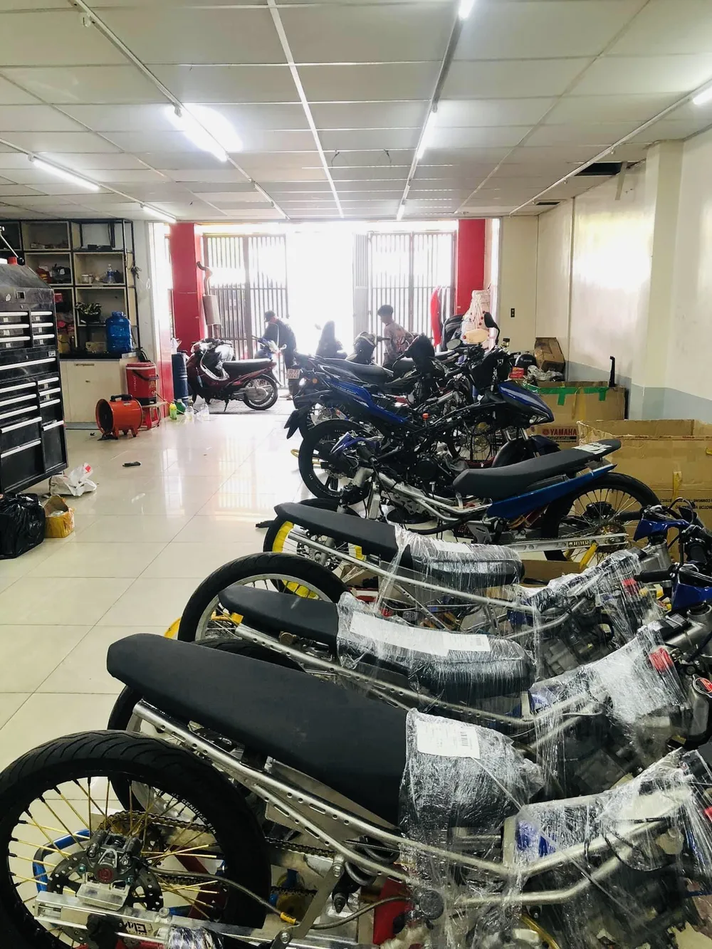 Đột kích lò chuyên “độ” xe cho “quái xế” ảnh 1