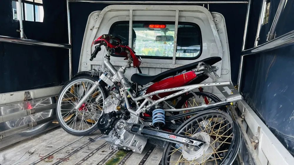 Đột kích lò chuyên “độ” xe cho “quái xế” ảnh 2