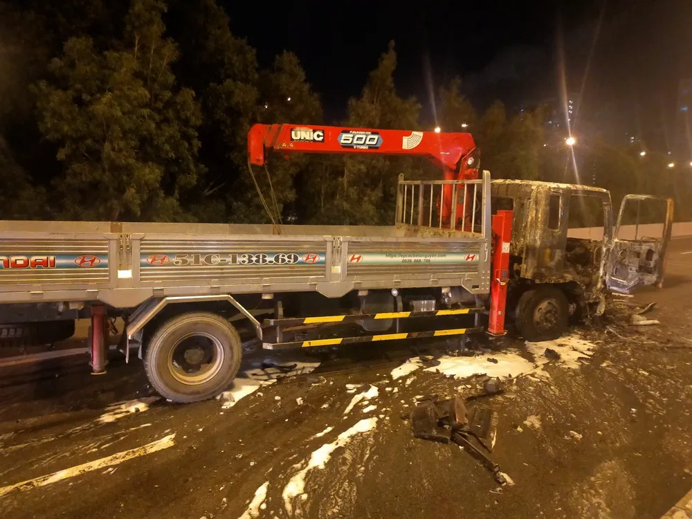 Xe Audi chạy ngược chiều tông xe tải cẩu khiến 2 xe bốc cháy, 2 người tử vong tại chỗ ảnh 1