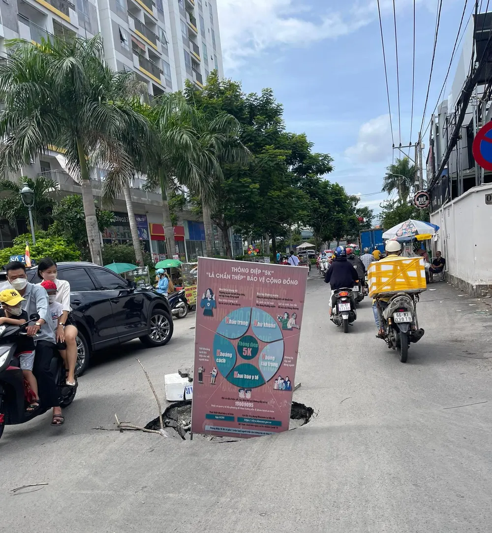 “Hố tử thần” xuất hiện giữa giao lộ tại TP Thủ Đức ảnh 2