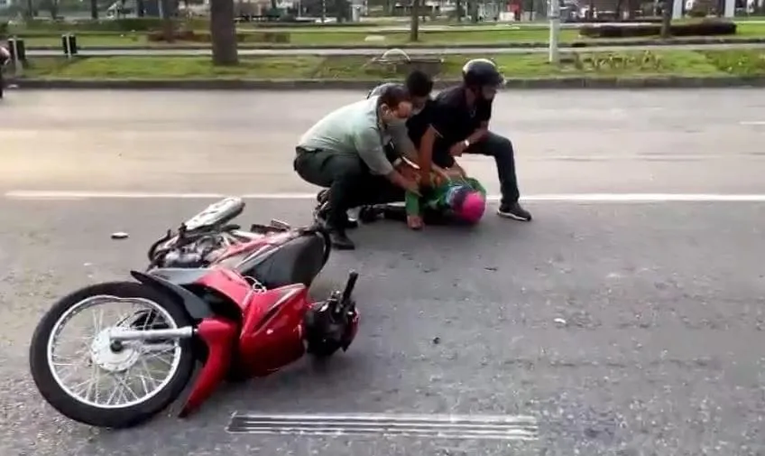 Bảo vệ khu đô thị Phú Mỹ Hưng dùng barie chặn bắt cướp ảnh 2