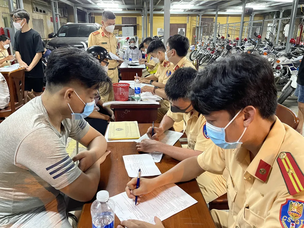 TPHCM: “Đi bão” sau trận chung kết, hơn 100 phương tiện bị tạm giữ ảnh 8