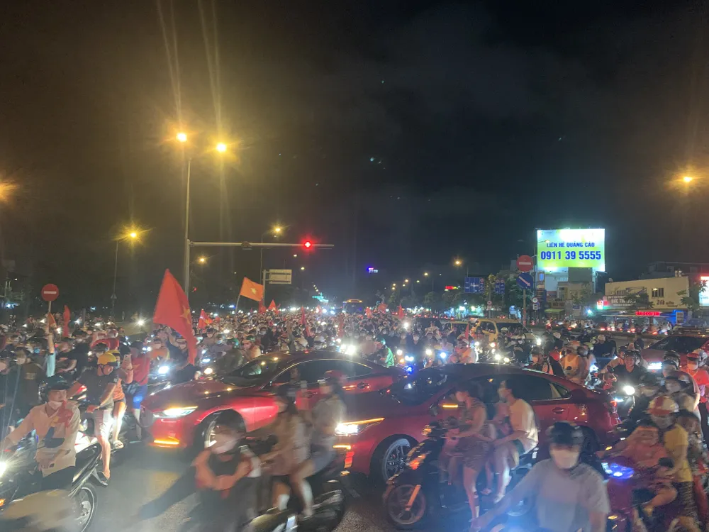 TPHCM: “Đi bão” sau trận chung kết, hơn 100 phương tiện bị tạm giữ ảnh 2