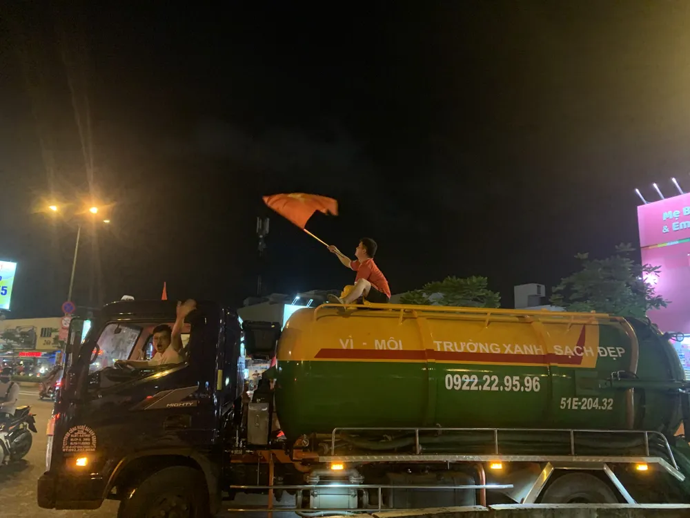 TPHCM: “Đi bão” sau trận chung kết, hơn 100 phương tiện bị tạm giữ ảnh 4
