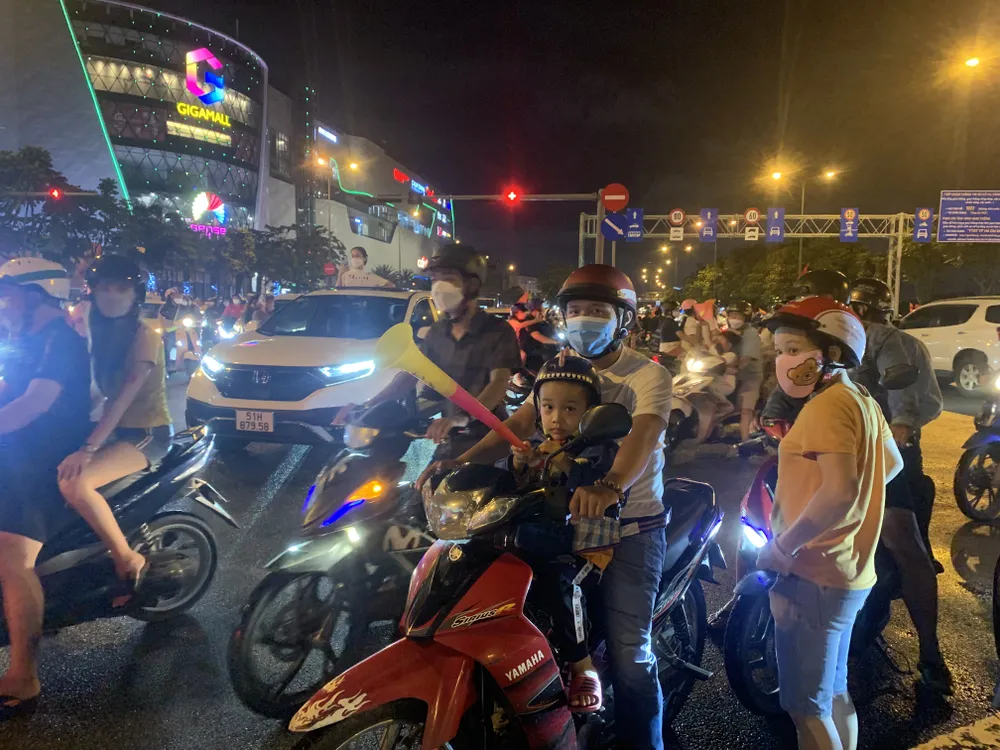 TPHCM: “Đi bão” sau trận chung kết, hơn 100 phương tiện bị tạm giữ ảnh 3