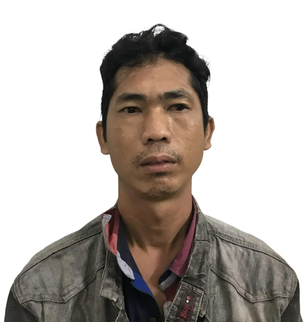 Đâm chết người rồi leo lên nóc nhà cố thủ ảnh 1