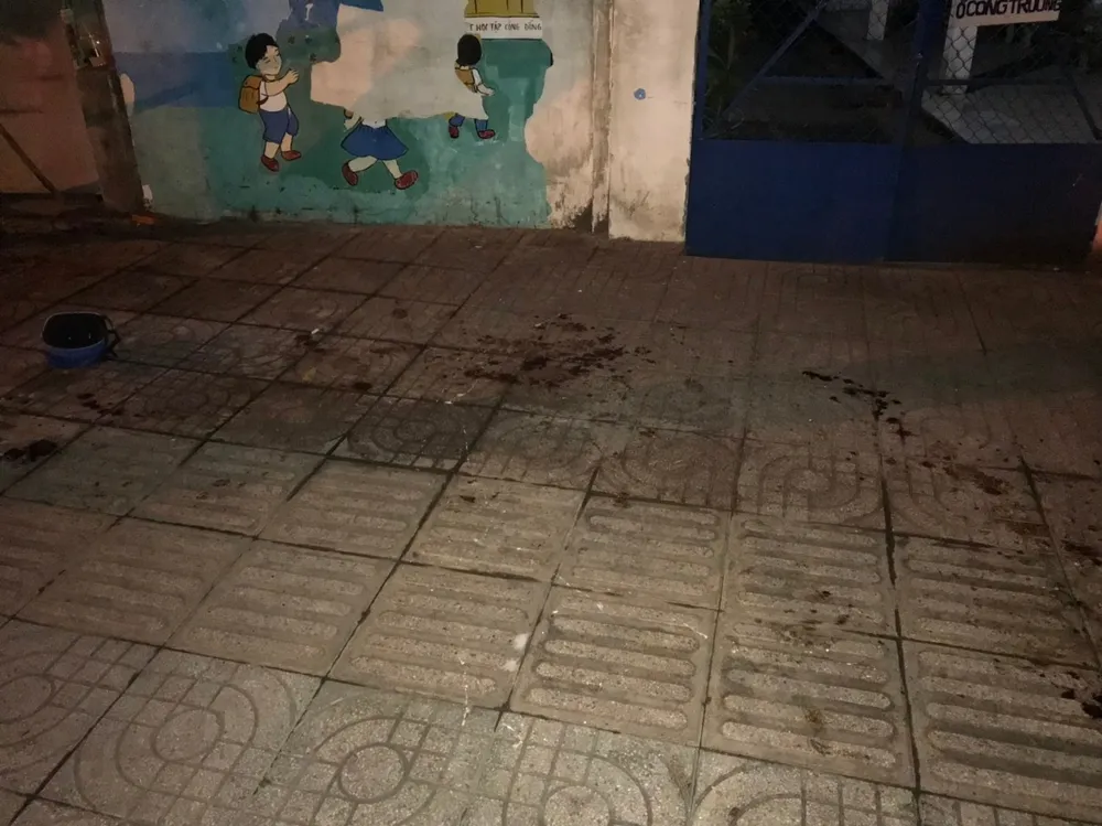 Đâm chết người rồi leo lên nóc nhà cố thủ ảnh 2