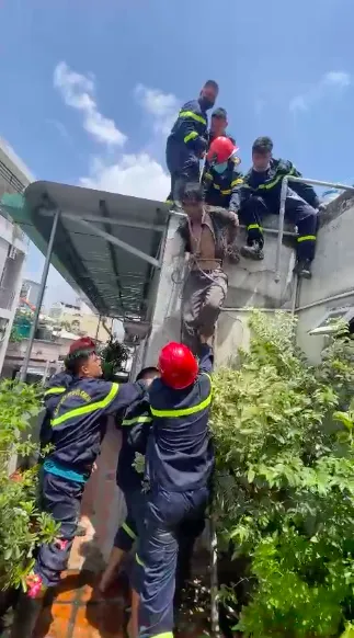 Giải cứu thanh niên nghi ngáo đá cầm tua vít cố thủ ở căn nhà cao tầng  ảnh 4