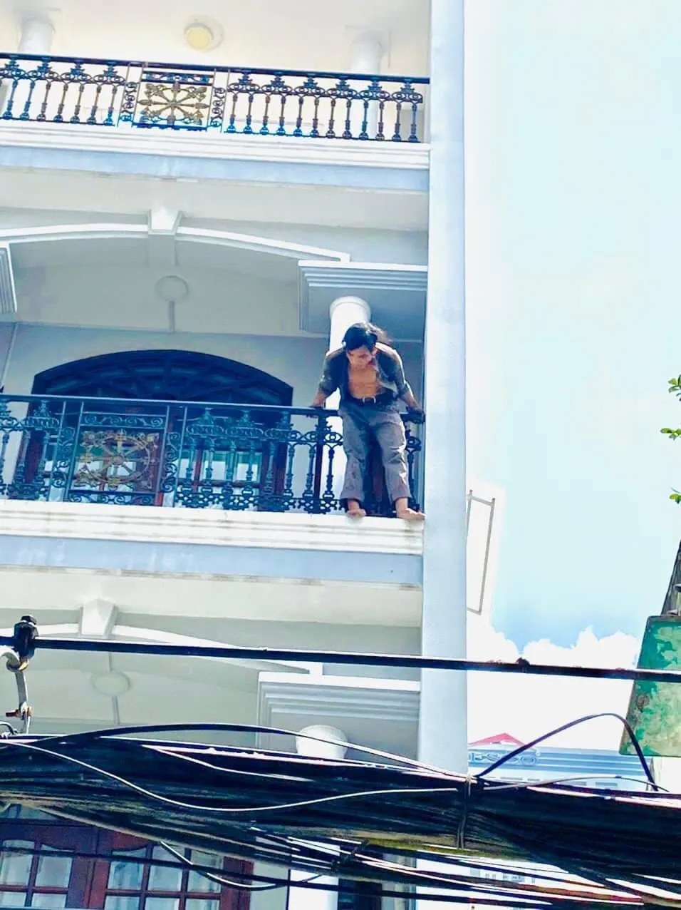 Giải cứu thanh niên nghi ngáo đá cầm tua vít cố thủ ở căn nhà cao tầng  ảnh 1