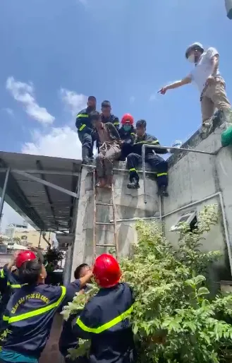 Giải cứu thanh niên nghi ngáo đá cầm tua vít cố thủ ở căn nhà cao tầng  ảnh 3