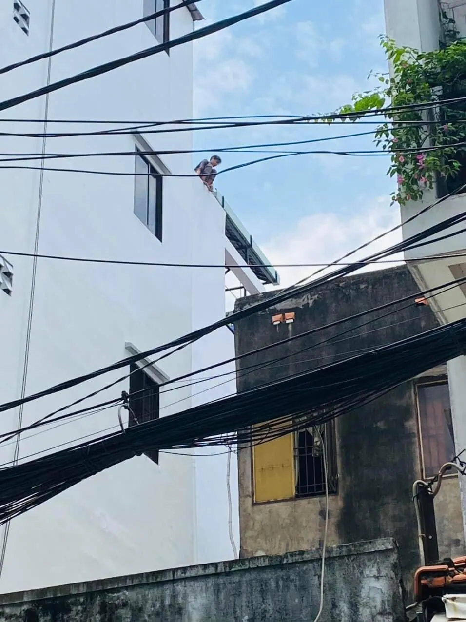 Giải cứu thanh niên nghi ngáo đá cầm tua vít cố thủ ở căn nhà cao tầng  ảnh 2