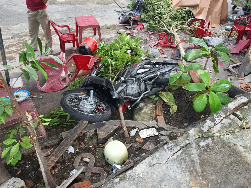 “Xế hộp” Lexus tông 7 xe máy ở quận 1 ảnh 4