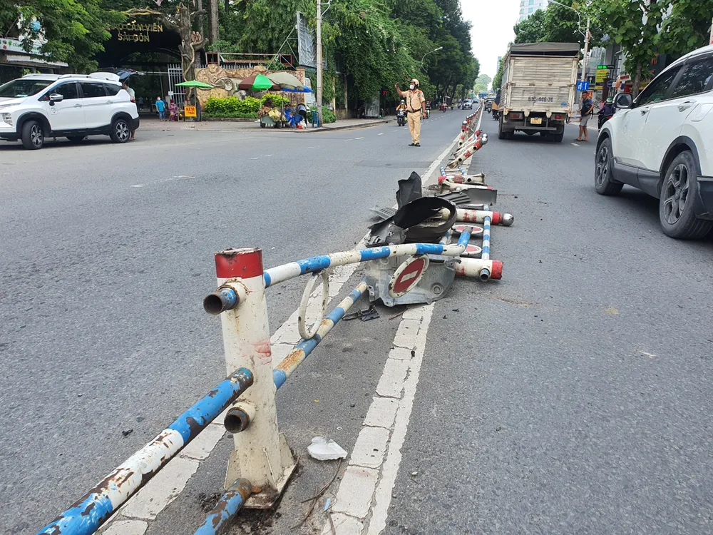 “Xế hộp” Lexus tông 7 xe máy ở quận 1 ảnh 2