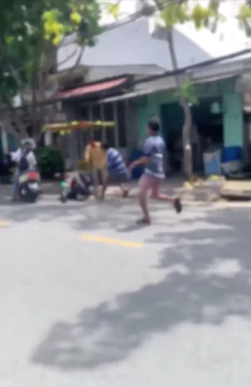 Truy bắt 2 tên cướp điện thoại ảnh 1