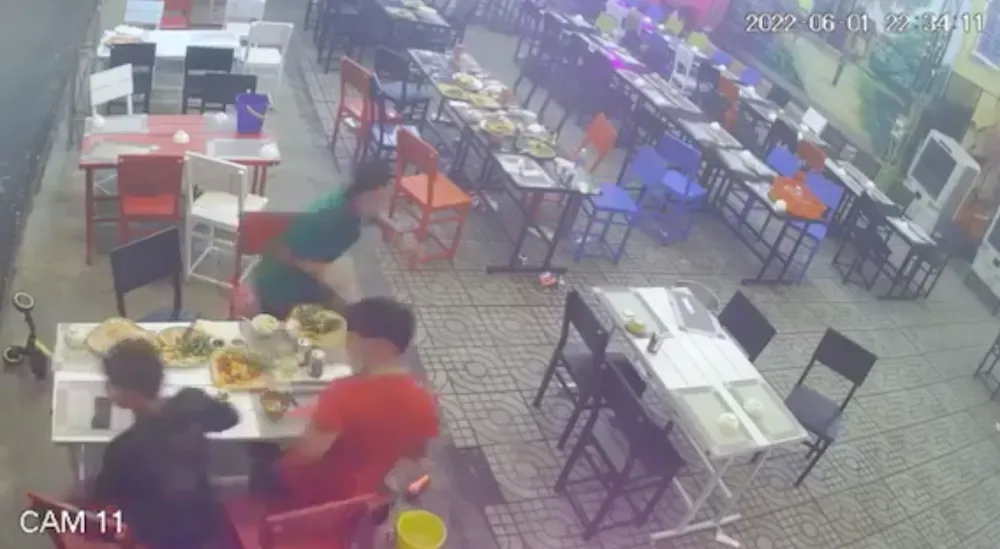 Nhóm người cầm hung khí xông vào quán nhậu đuổi chém ở quận Gò Vấp ảnh 1