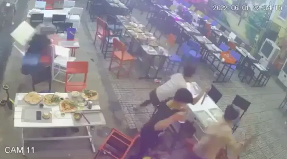 Nhóm người cầm hung khí xông vào quán nhậu đuổi chém ở quận Gò Vấp ảnh 2