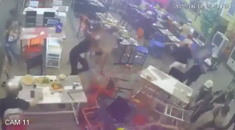 Nhóm người cầm hung khí xông vào quán nhậu đuổi chém ở quận Gò Vấp ảnh 3