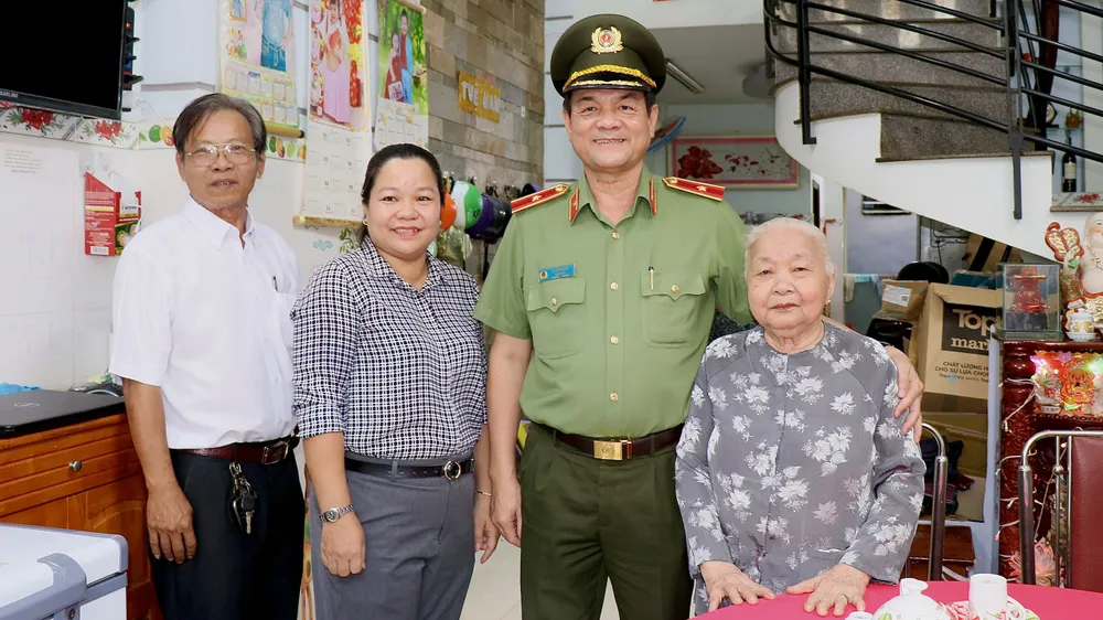 TPHCM: Thăm, chúc thọ người cao tuổi tiêu biểu  ảnh 5