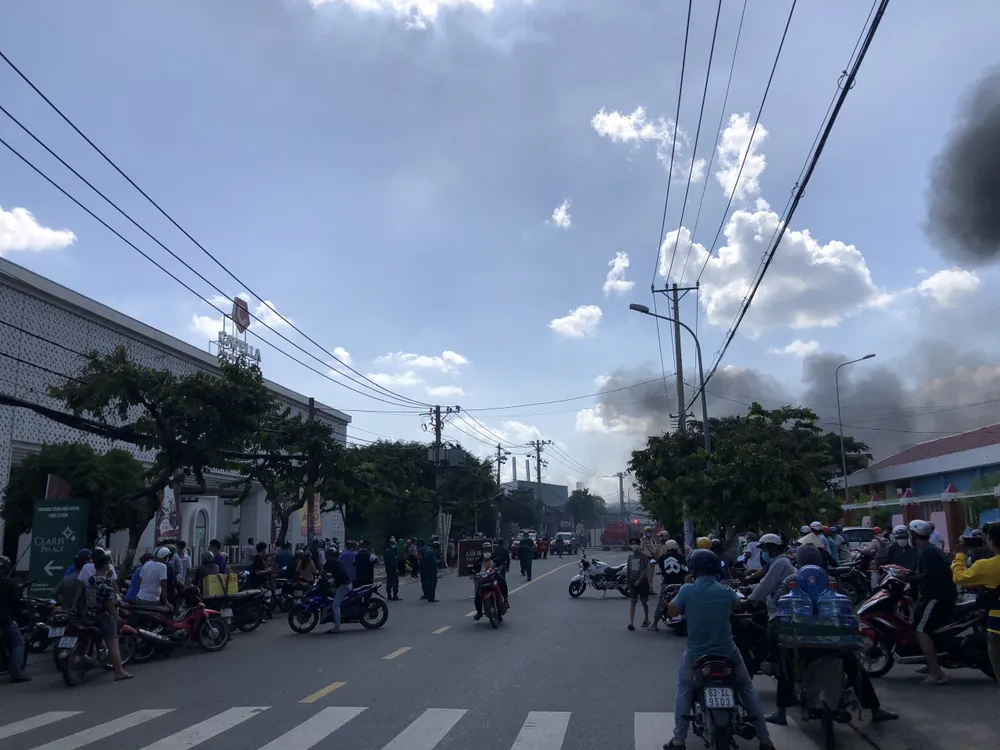 Cháy bãi chứa xe tang vật và phương tiện vi phạm giao thông ảnh 3