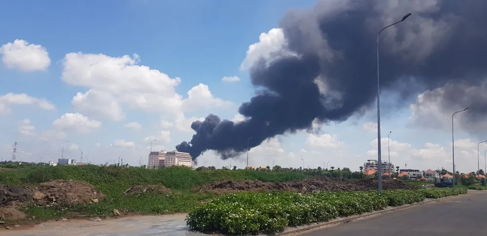 Cháy lớn tại nhà xưởng lốp xe ở quận 12, khói đen bốc cao hàng chục mét ảnh 1