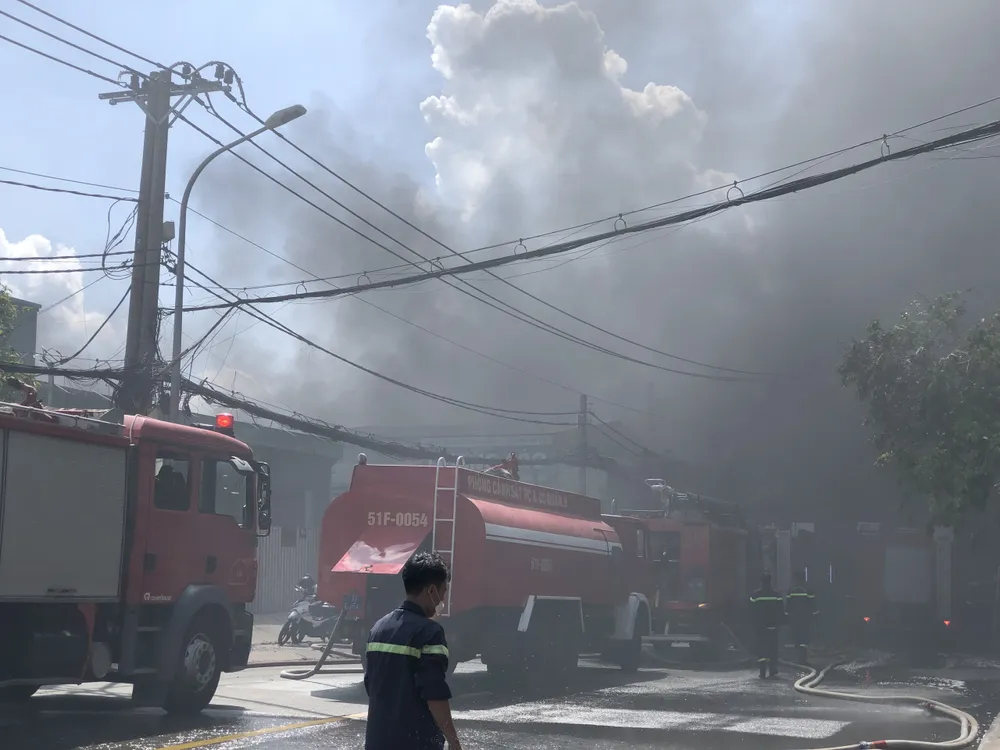 Cháy bãi chứa xe tang vật và phương tiện vi phạm giao thông ảnh 1