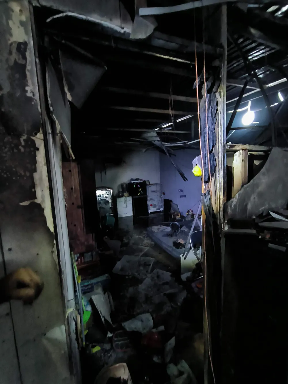 TP Thủ Đức: Giải cứu 11 người thoát khỏi đám cháy ở tiệm bánh   ảnh 1