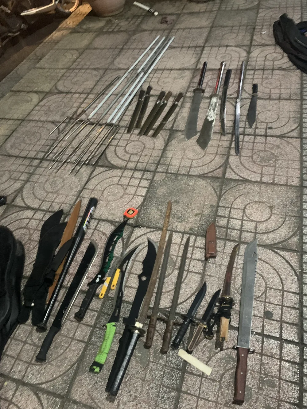 Bắt 17 đối tượng tham gia hỗn chiến ở TP Thủ Đức  ảnh 6