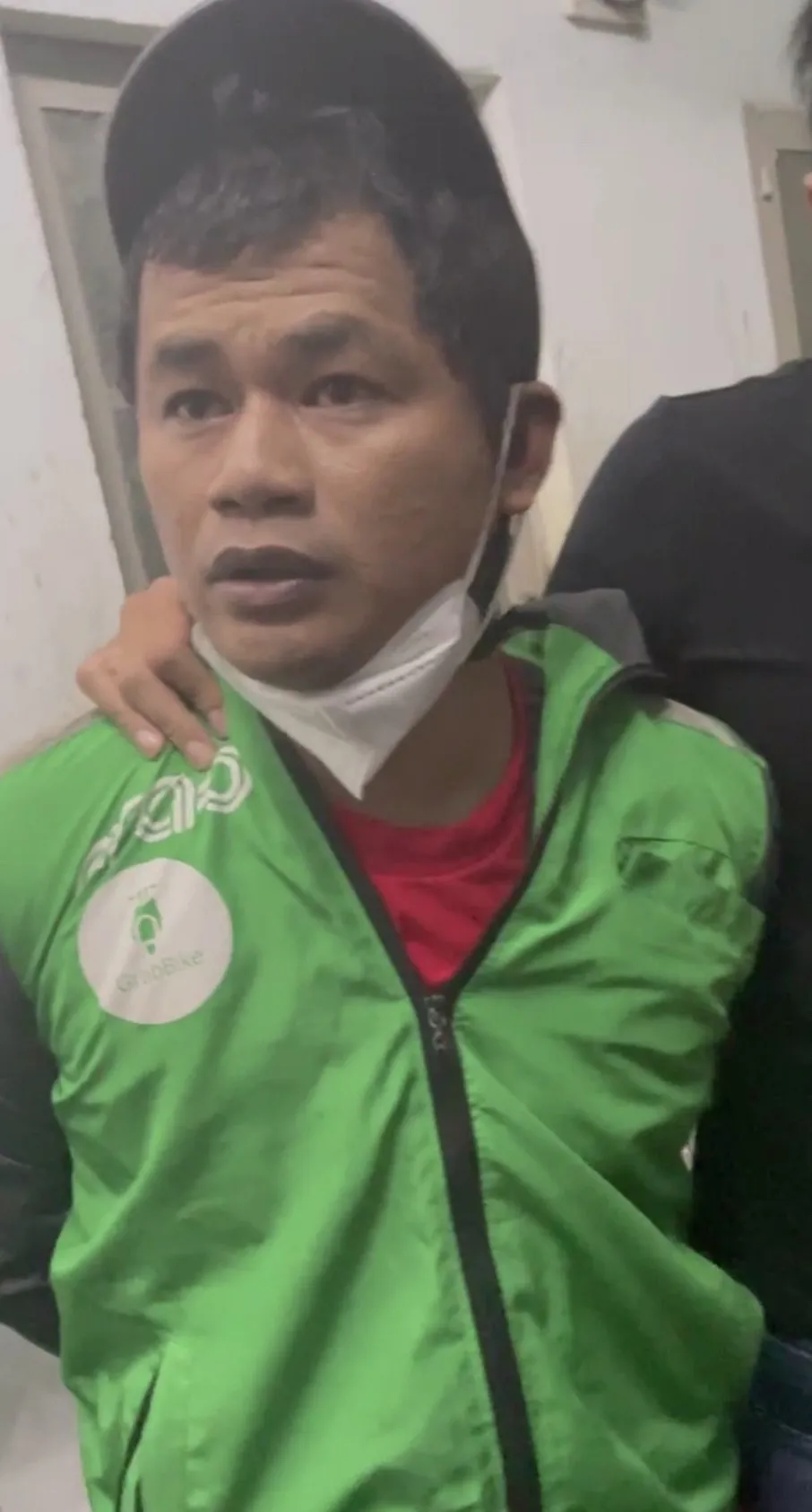 Công an TPHCM trao trả tài sản cho du khách nước ngoài bị tài xế xe ôm chiếm đoạt ảnh 1