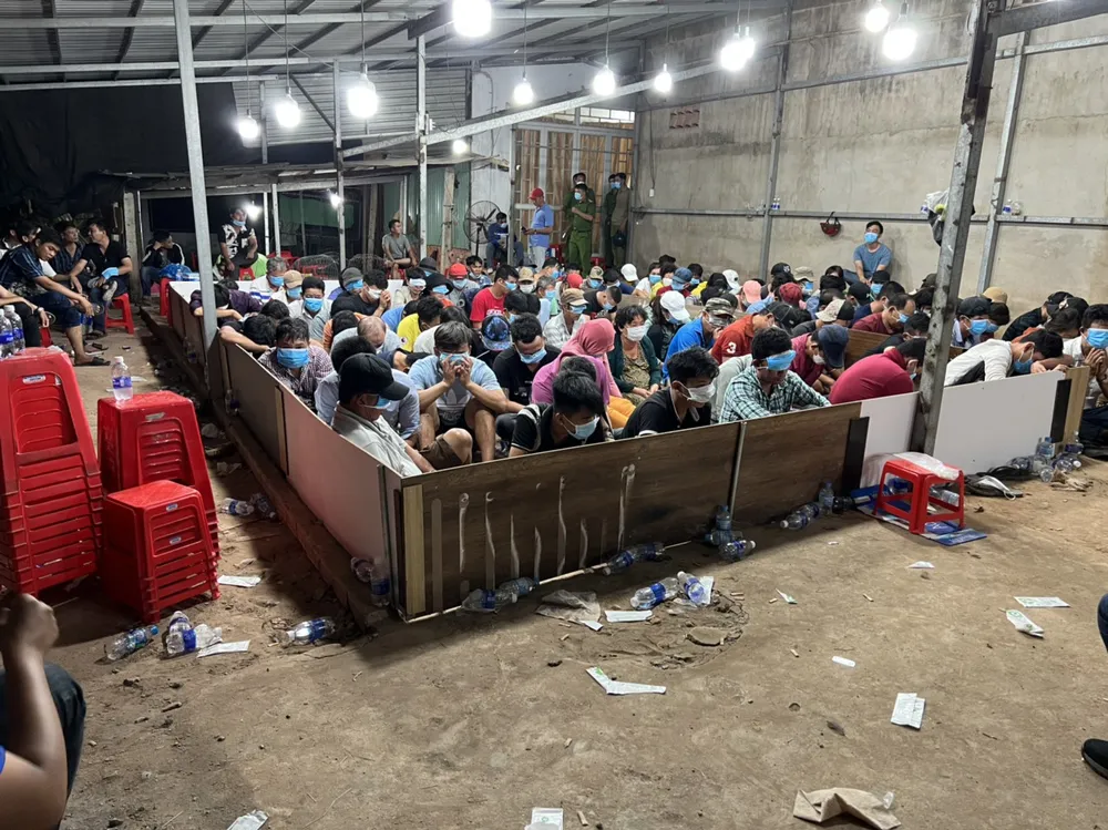 Các con bạc tại hiện trường. Ảnh: CHÍ THẠCH 